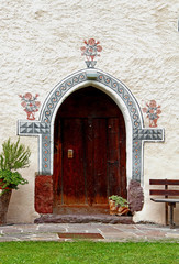 Fototapeta na wymiar portale decorato; Sarentino (Bolzano)