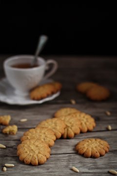 Cedar and pinenuts shortbread