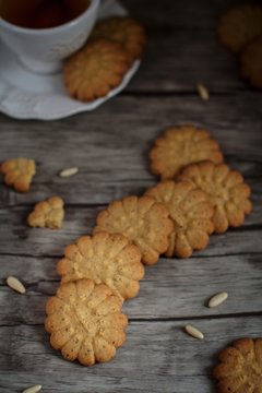 Cedar and pinenuts shortbread