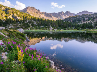 Fototapeta premium Estany Primer jezioro w Andorze, Pireneje