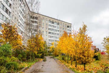 Осенняя погода на окраине города 