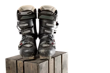 Fotobehang Wintersport Grey well worn ski boots on a wooden crate  © Ben Gingell