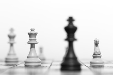 Scacchi fotografati su una scacchiera