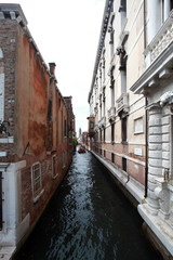 venice moving boats in the canals q