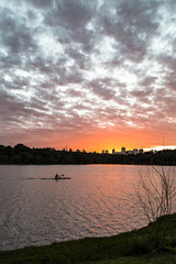 canoista solitario no lago dourado