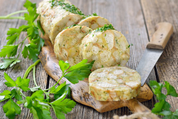 Deftiger bayerischer Serviettenknödel in Scheiben geschnitten und rustikal serviert – Sliced...