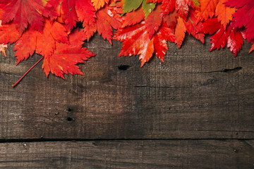Obraz premium Autumn leaves on old vintage wooden background.