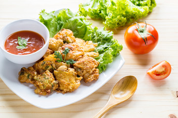 egg steam with fried and saucechilli, lettuce and tomato on table