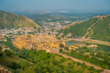 Obraz premium Indian travel famous tourist landmark, beautiful view of the city of Amber Fort and Maota lake, located in Rajasthan, India