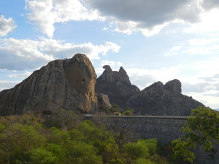 Quixadá - ceará. Pedra da Galinha choca. Açude do Cédro
