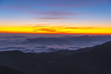 Fototapeta na wymiar 蓼科山山頂からの夜明け
