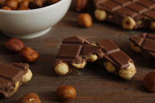 PEZZETTI DI CIOCCOLATO ALLE NOCCIOLE