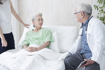 Fototapeta premium Geriatric doctor explaining the situation to the family who came to the hospital