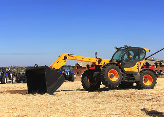 Obraz premium tractor working in the field. Tractor plow field Agriculture.