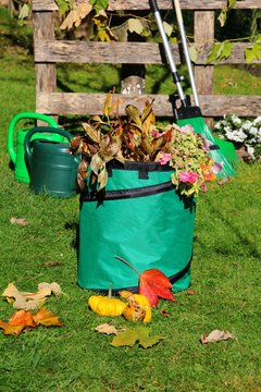 gr&uuml;ngut im sac  - gartenarbeit