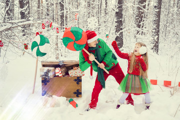  эльфы семьей в новогоднем снежной лесу © irinashamanaeva