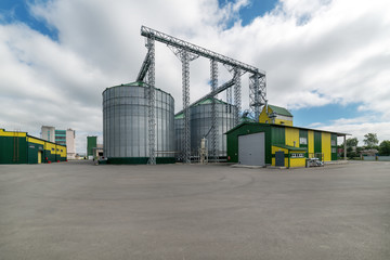 Fototapeta na wymiar Large steel silos, storage of grain.