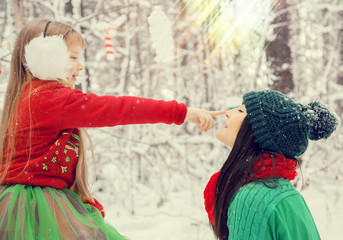  эльфы семьей в новогоднем снежной лесу © irinashamanaeva