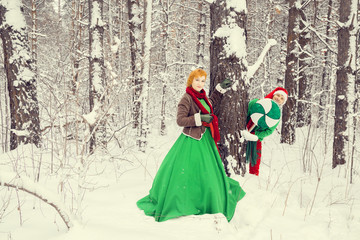  эльфы семьей в новогоднем снежной лесу © irinashamanaeva