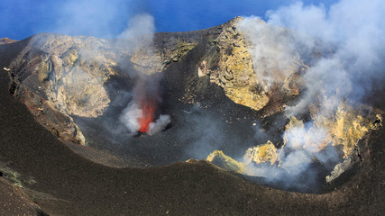 Esplosione di lava Intracraterica al vulcano Stromboli-Eolie  © Etna ·REC Attivo