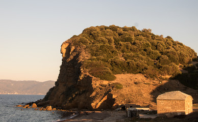 Mittelmeerbucht mit Fischerhafen und kleiner restaurierter Seefahrerkirche