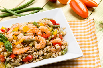 Orzo con verdure e gamberi