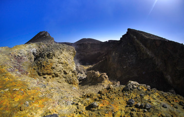 Fototapeta na wymiar Etna - Il Cratere del vulcano con formazioni di zolfo