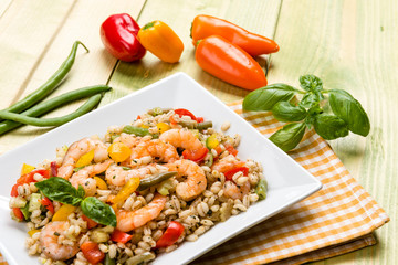 Orzo con verdure e gamberetti