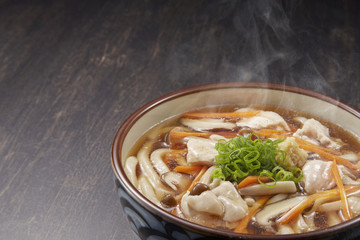 具がたっぷり入ったアツアツあんかけうどん
