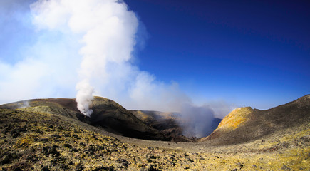 Panoramica del cratere dell'Etna - vulcano di Sicilia con fumarola e zolfo giallo © Etna ·REC Attivo