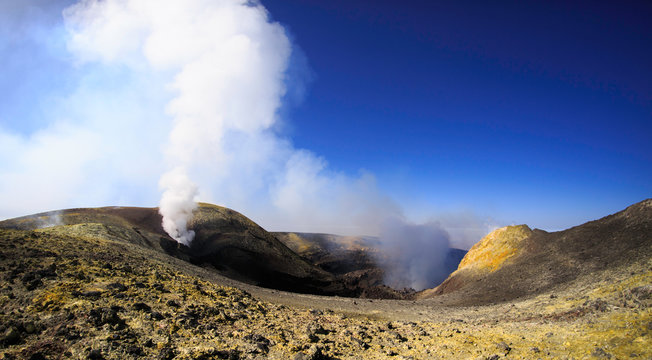 Panoramica del cratere dell'Etna - vulcano di Sicilia con fumarola e zolfo giallo
