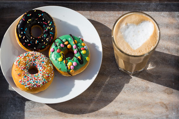 donuts auf weißem Teller