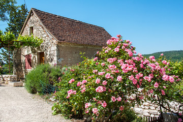 Saint Cirq Lapopie. Devanture fleurie. Lot. Occitanie © guitou60
