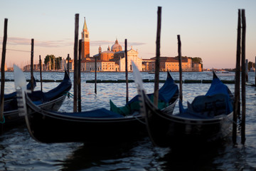 Tramonto a Venezia con gondole e chiesa