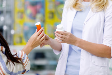 Obraz premium pharmacist consulting customer in drugstore