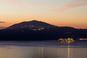 Fototapeta premium Oia village at the Santorini Island at sunset