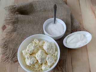 cottage cheese with sour cream and sugar