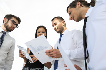 Obraz premium closeup of business team looking at the working papers