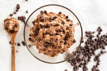 Foto op Plexiglas dubbele chocoladeschilfers koekjesdeeg voorbereiden om te bakken © p-fotography