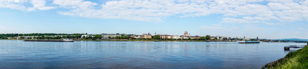 Fototapeta na wymiar Mainz Stadtanischt Stadtpanorama panorama skyline mit Dom