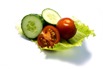 Salatgurke salat gurke tomate isoliert freigestellt auf weißen Hintergrund, Freisteller

