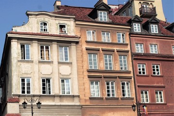 Fachadas de casas de colores con grandes ventanas