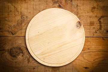 Plato de madera redondo sobre una mesa de madera rústica Vista superior y de cerca. Copy space