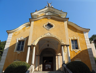 facciata della antica chiesa di un borgo turistico