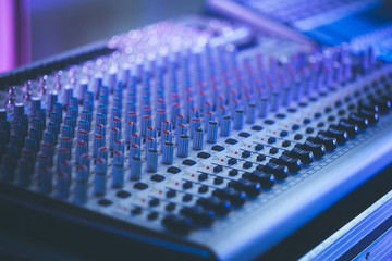 Mischpult in Nachtclub, Schalter und Regler, farbiges Licht