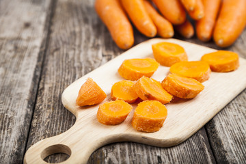Grate  carrots in a bowl