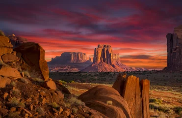 Deurstickers Woestijnlandschap Spectaculaire zonsopgang in Monument Valley