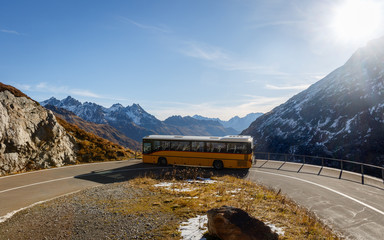 Gelber Reisebus auf dem zur Susten Passhöhe in der Schweizer Alpen