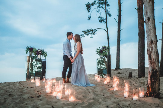 couple in love celebrating a wedding on the ocean