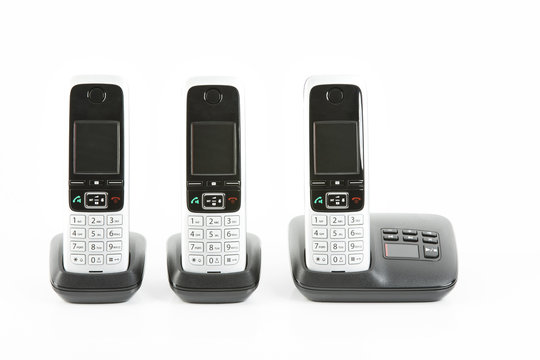 Telefonset vor weißem Hintergrund